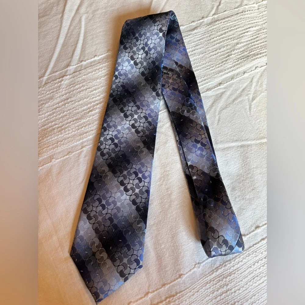 2/$20 Van Heusen Shades of Blue 100% Polyester Men's Necktie - Picture 4 of 6
